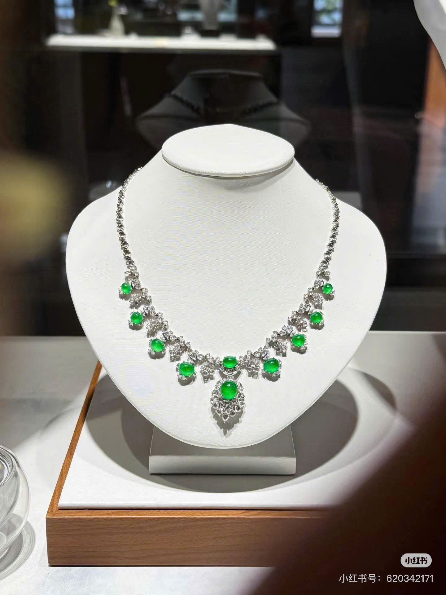 Cái Giá Của Một Chiếc Vòng Ngọc